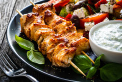 2 Souvlakispiesse an griechischem Bauernsalat un Tsatziki