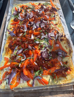 Flammkuchen mit Zwiebeln, lauch, roter Paprika, Chorizo