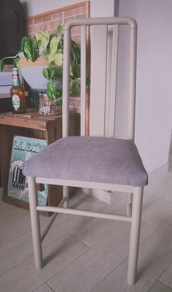 relooking de meuble sarthe pas cher chaise pin tissus taupe gris peinture camaelle