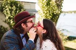 Hochzeitspaar beißt in einen Donut