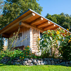 Gartengerätehaus aus Naturstämmen