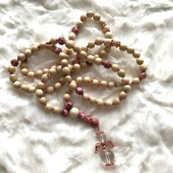 Schutzengeli-Mala aus hellen Holzperlen mit zarten rosa Perlen und Schutzengel aus Bergkristall