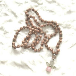 Schutzengeli-Mala aus rosafarbenen Holzperlen mit Schutzengel aus Rosenquarz und Bergkristall