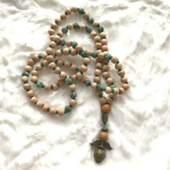 Kindermala aus hellem Holz mit grünlichen Holzperlen und Schutzengel aus Epidot mit bronzefarbenen Flügeln