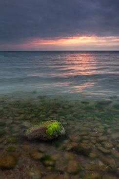 Canon16-35mm, Canonfotografie, Felsen-in-der-Ostsee, Hochformat, Landschaftsfotografie, Langzeitbelichtung, Mecklenburger-Bucht, Mecklenburg-Vorpommern, Rerik, ruhige-See, Sonnenuntergang-Ostsee, umspuelte-Steine, Teufelsschlucht, einzelner-Stein-im-Meer