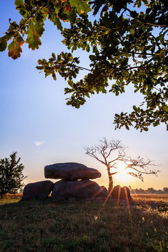 Canon, Canon16-35mm, Canonfotografie, Eos50D, gelb, Landschaft, Landschaftsfoto, Landschaftsfotografie, Mecklenburg-Vorpommern, Megalithgrab, orange, Querformat, Rerik, rot, Sonnenaufgang-Dolmen, Sonnenaufgang-ueber-einem-Grosssteingrab, Steingrab