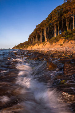 Landschaftsfoto, Landschaftsfotografie, Langzeitbelichtung, leuchtender-Himmel-ueber-Mecklenburger-Bucht, Mecklenburg-Vorpommern, Ostseebad-Heiligendamm, Sonnenuntergang-an-der-Steilkueste-von-Heiligendamm, Ostsee-Sonnenuntergang, umspuelte-Steine