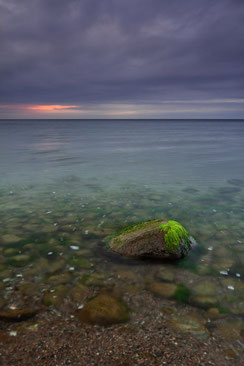 Canon16-35mm, Canonfotografie, Felsen-in-der-Ostsee, Hochformat, Landschaftsfotografie, Langzeitbelichtung, Mecklenburger-Bucht, Mecklenburg-Vorpommern, Rerik, ruhige-See, Sonnenuntergang-Ostsee, umspuelte-Steine, Teufelsschlucht, einzelner-Stein-im-Meer