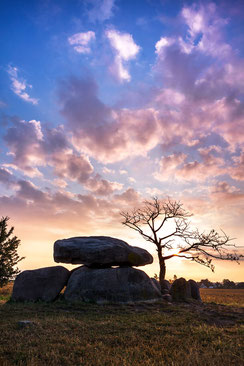 Canon, Canon16-35mm, Canonfotografie, Eos50D, gelb, Landschaft, Landschaftsfoto, Landschaftsfotografie, Mecklenburg-Vorpommern, Megalithgrab, orange, Querformat, Rerik, rot, Sonnenaufgang-Dolmen, Sonnenaufgang-ueber-einem-Grosssteingrab, Steingrab