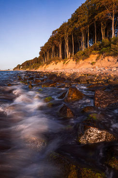 Landschaftsfoto, Landschaftsfotografie, Langzeitbelichtung, leuchtender-Himmel-ueber-Mecklenburger-Bucht, Mecklenburg-Vorpommern, Ostseebad-Heiligendamm, Sonnenuntergang-an-der-Steilkueste-von-Heiligendamm, Ostsee-Sonnenuntergang, umspuelte-Steine