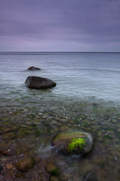 Canon16-35mm, Canonfotografie, Felsen-in-der-Ostsee, Hochformat, Landschaftsfotografie, Langzeitbelichtung, Mecklenburger-Bucht, Mecklenburg-Vorpommern, Rerik, ruhige-See, Sonnenuntergang-Ostsee, umspuelte-Steine, Teufelsschlucht, einzelner-Stein-im-Meer