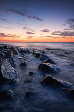 Abendhimmel-Ostsee, Canon16-35mm, Felsen-in-der-Ostsee, Hochformat, Landschaftsfotografie, Langzeitbelichtung, leuchtender-Himmel-ueber-Meer, Mecklenburger-Bucht, Mecklenburg-Vorpommern, Sonnenuntergang-Ostseebad-Heiligendamm, Weitwinkelaufnahme