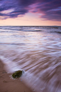 angespueltes-Seegras, Canon20mm, Canonfotografie, Hochformat, Insel-Usedom, Landschaftsfotografie, Langzeitbelichtung, Mecklenburg-Vorpommern, Meer, Ostsee, Ostseebad-Karlshagen, Sandstrand, Sonnenuntergang-am-Meer, Sonnenuntergang-Ostseestrand