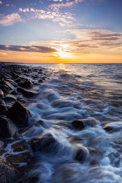 Abendhimmel-Ostsee, Canon16-35mm, Felsen-in-der-Ostsee, Hochformat, Landschaftsfotografie, Langzeitbelichtung, leuchtender-Himmel-ueber-Meer, Mecklenburger-Bucht, Mecklenburg-Vorpommern, Sonnenuntergang-Ostseebad-Heiligendamm, Weitwinkelaufnahme