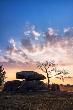 Canon, Canon16-35mm, Canonfotografie, Eos50D, gelb, Landschaft, Landschaftsfoto, Landschaftsfotografie, Mecklenburg-Vorpommern, Megalithgrab, orange, Querformat, Rerik, rot, Sonnenaufgang-Dolmen, Sonnenaufgang-ueber-einem-Grosssteingrab, Steingrab