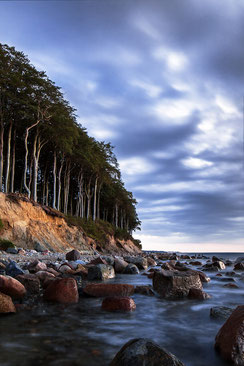 Landschaftsfoto, Landschaftsfotografie, Langzeitbelichtung, leuchtender-Himmel-ueber-Mecklenburger-Bucht, Mecklenburg-Vorpommern, Ostseebad-Heiligendamm, Sonnenuntergang-an-der-Steilkueste-von-Heiligendamm, Ostsee-Sonnenuntergang, umspuelte-Steine