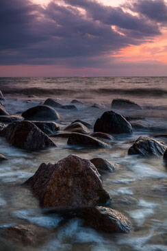 Abendhimmel-Ostsee, Canon16-35mm, Felsen-in-der-Ostsee, Hochformat, Landschaftsfotografie, Langzeitbelichtung, leuchtender-Himmel-ueber-Meer, Mecklenburger-Bucht, Mecklenburg-Vorpommern, Sonnenuntergang-Ostseebad-Heiligendamm, Weitwinkelaufnahme