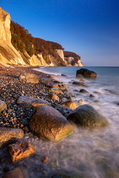 Canon16-35mm, Kreidefelsen-auf-Ruegen, Kreidekueste-im-Herbst, Landschaftsfotografie, Langzeitbelichtung, Mecklenburg-Vorpommern, Nationalpark-Jasmund, Ostsee, Sonnenaufgang-am-Meer, Sonnenaufgang-Kreidekueste-Ruegen, Steilkueste, Steinstrand