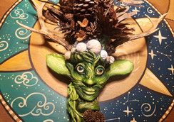 künstlerisches Designobjekt, inspiriert von mystischen Wesen, wie Elben aus dem Elbtal auf einem handbemalten Tisch mit Sonne und Mond Motiv und Sternbildern