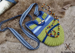Nadelgebundene Wikinger Tasche in grün und blau aus reiner Wolle, mit handgewebter Borte als Tragegurt