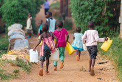 水汲みに出かける子どもたち