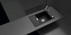 Moderne schwarze Einbauspüle in minimalistischem Küchen-Design