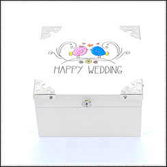 Holzbox,Geschenkbox in weiß mit Aufdruck Happy Wedding in bunten Farben für Hochzeit.Personalisierbar.verziert mit Zierecken aus Metall.Ein Strassknöpfchen als Verschluss