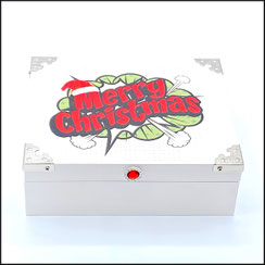 Holzbox,Geschenkbox in weiß für Weihnachten,mit Druck Merry Christmas in rot weiß grün Verziert mit rotem Plüsch. Die Box ist verziert mit Zierecken aus Metall.Ein Strassknöpfchen als Verschluss