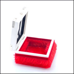 Holzbox,Geschenkbox in weiß für Weihnachten,mit Druck Merry Christmas in rot weiß grün Verziert mit rotem Plüsch. Die Box ist verziert mit Zierecken aus Metall.Ein Strassknöpfchen als Verschluss