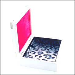 Holzbox Geschenkbox in weiß für Hochzeit. Druck Just Married in  pink und gelb retro.mit Animalprint..Die Box ist verziert mit Zierecken aus Metall.Ein Strassknöpfchen als Verschluss