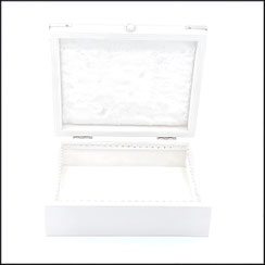 Holzbox,Geschenkbox in weiß mit Aufdruck Happy Wedding in bunten Farben für Hochzeit.innen mit weißen Plüsch.Personalisierbar, verziert mit Zierecken aus Metall.Ein Strassknöpfchen als Verschluss