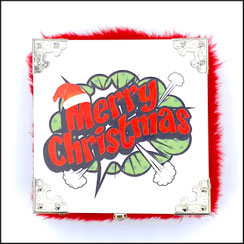 Holzbox,Geschenkbox in weiß für Weihnachten,mit Druck Merry Christmas in rot weiß grün Verziert mit rotem Plüsch. Die Box ist verziert mit Zierecken aus Metall.Ein Strassknöpfchen als Verschluss