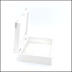 Holzbox,Geschenkbox in weiß mit Aufdruck Happy Wedding in bunten Farben für Hochzeit.Personalisierbar.innen mit weißen Plüsch verziert mit Zierecken aus Metall.Ein Strassknöpfchen als Verschluss