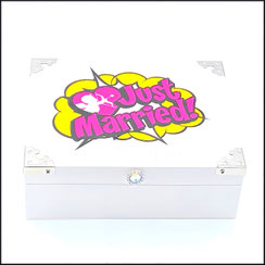 Holzbox Geschenkbox in weiß für Hochzeit. Druck Just Married in  pink und gelb retro.mit Animalprint..Die Box ist verziert mit Zierecken aus Metall.Ein Strassknöpfchen als Verschluss