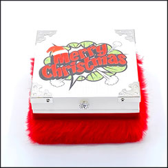 Holzbox,Geschenkbox in weiß für Weihnachten,mit Druck Merry Christmas in rot weiß grün Verziert mit rotem Plüsch. Die Box ist verziert mit Zierecken aus Metall.Ein Strassknöpfchen als Verschluss