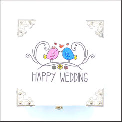 Holzbox,Geschenkbox in weiß mit Aufdruck Happy Wedding in bunten Farben für Hochzeit.Personalisierbar.innen mit weißen Plüsch.verziert mit Zierecken aus Metall.Ein Strassknöpfchen als Verschluss