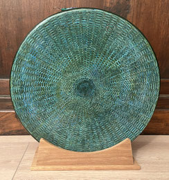 Drum met een heel fijne aquablauwe-groene structuur in cirkelvorm met blauwe en groene kralenhanger