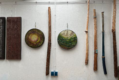 Schilderijen met roeststructuur en craquelé in diverse kleuren en 2 oceandrums en rainsticks van berenklauw