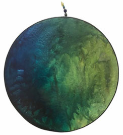 Onderwaterlandschap, de linkerkant diepblauw en de rechterkant lentegroen met daarin een schelp en koraalstructuren en links 4 kwalletjes in het diep donkerblauw