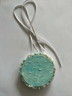 Klein oceandrummetje, zacht turquoois geschilderde zee met halfedelsteentjes in de zelfde kleur op de rand geplakt