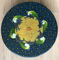 Oceandrum www.paintyourpassion.today Oceandrum beschilderd met een mandala van een goud draaiend wiel, met daaromgeen dolfijnen die spelen tegen de richting van de golf in. Daaromheen een net van gouden cirkeltjes met daartussen verbindende draden.
