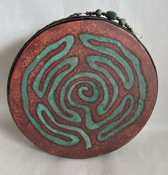 Een kleine 20 cm oceandrum van geietenvel met houten rand, neschilderd met aquarelverf, aardekleur en een mintgroen Chartres Labyrint, met jaden groene steen in een ophangsysteem
