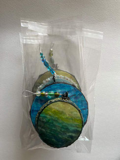 $ minidrums en turquoose tinten en zachtgroene zeetinten uitgevoer, =/= 10 cm doorsneemet kralenhanger van glazen kralen