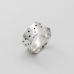 Bague-contemporaine-flamenco-martelee-dentelee-pois-argent-hommes-femmes-bijoutier-joailler-createur-auvergne
