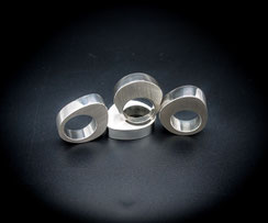 Hashka Fusion, bijoutiers créateurs. Collection "Volumes" en argent forgée à la main. Bijoux hommes-femmes