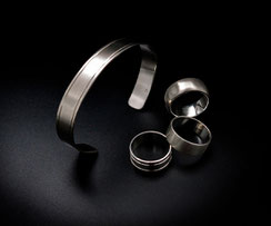Hashka Fusion, bijoutiers créateurs. Collection "Les épurés" en argent forgée à la main. Bijoux hommes-femmes