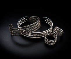 Hashka Fusion, bijoutiers créateurs. Collection "HK" en argent forgée à la main. Bijoux hommes-femmes