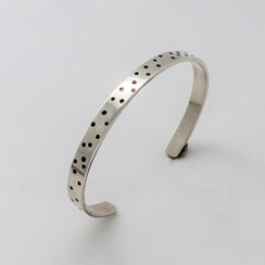 Bracelet-fin-contemporain-flamenco-martelees-pois-argent-hommes-femmes-bijoutier-joailler-createur-auvergne