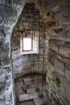 La chambre de passage des chaînes de contre-poids des quatres cloches