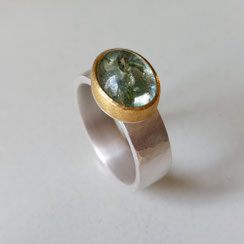 Mit einem Klick zum Ringe-Shop - Foto: Handgearbeiteter Silberring mit großem Apatit-Cabochon in 999er Feingoldfassung und mit grünen Tsavoriten